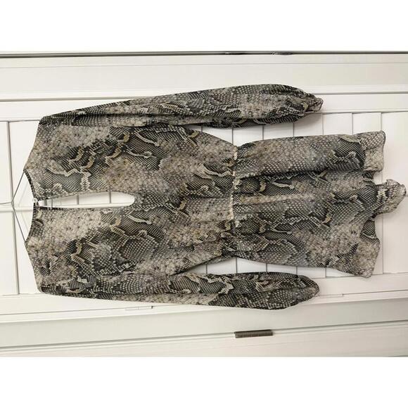 Show Me Your Mumu gray snakeskin print romper size Small - Picture 7 of 8